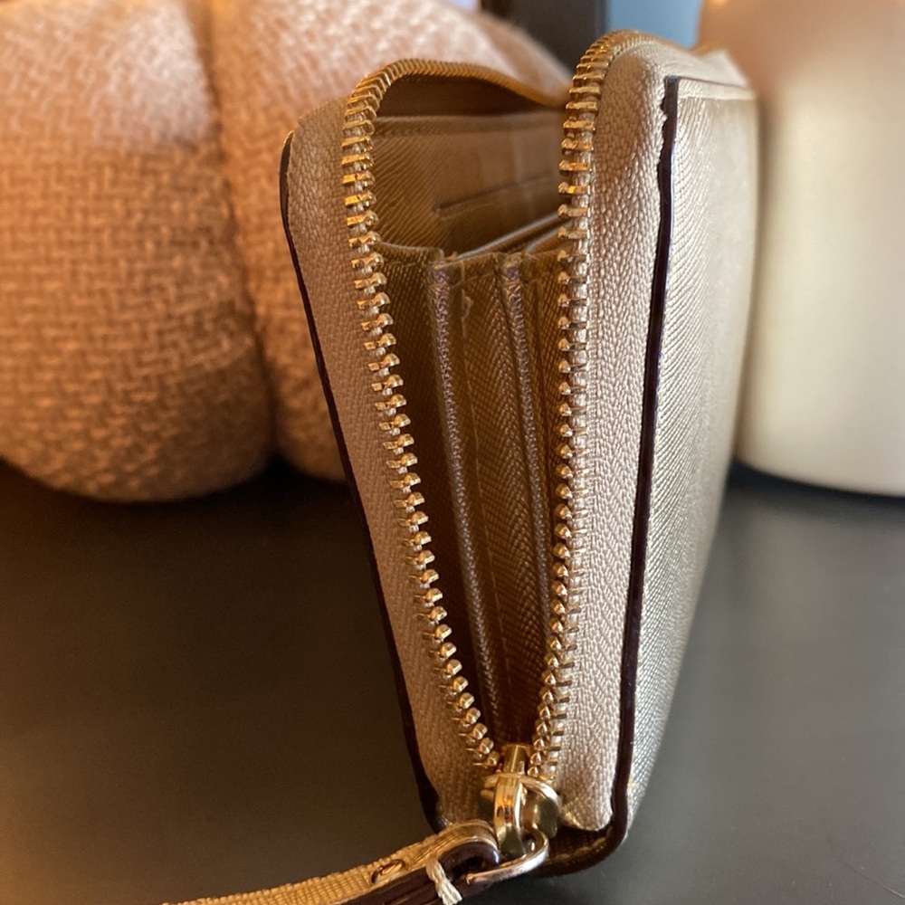 ♠️Kate Spade “golden” wristlet - Picture 10 of 13